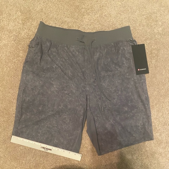 lululemon athletica Other - Men's new L lulu shorts
